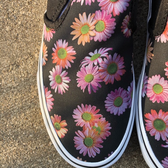 NWT Vans Woman size 8.  Flower canvas shoes.  Perfect for summer. - Picture 4 of 8